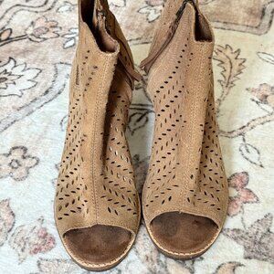 TOMS Majorca peep tow desert taupe bootie sz W 7.5